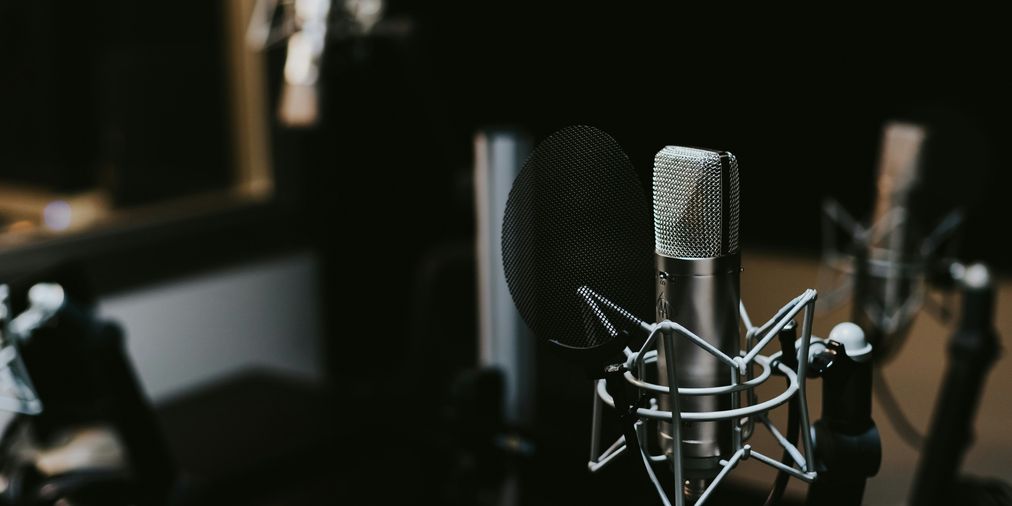 Co poslouchat v autě aneb Tipy na nejlepší podcasty