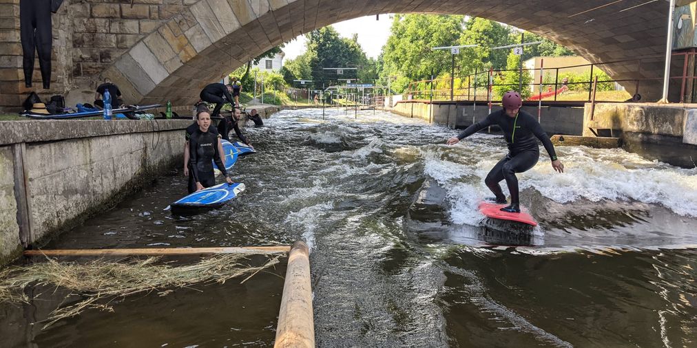 Vlna pod Zámkem, surfwave.cz