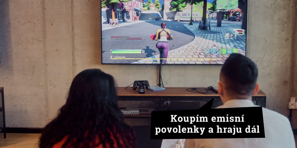 Lidé hrají doma Fortnite a vytváří tím emise CO2