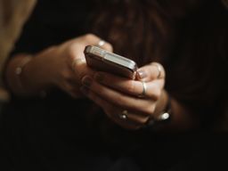 Ceny mobilních tarifů jsou vysoké. Jak se dostat k výhodnějším nabídkám?