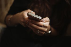 Ceny mobilních tarifů jsou vysoké. Jak se dostat k výhodnějším nabídkám?
