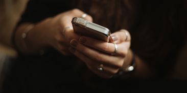 Ceny mobilních tarifů jsou vysoké. Jak se dostat k výhodnějším nabídkám?