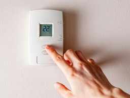 Velký říjnový přehled cen energií: Vyplatí se fixovat nyní, nebo počkat?