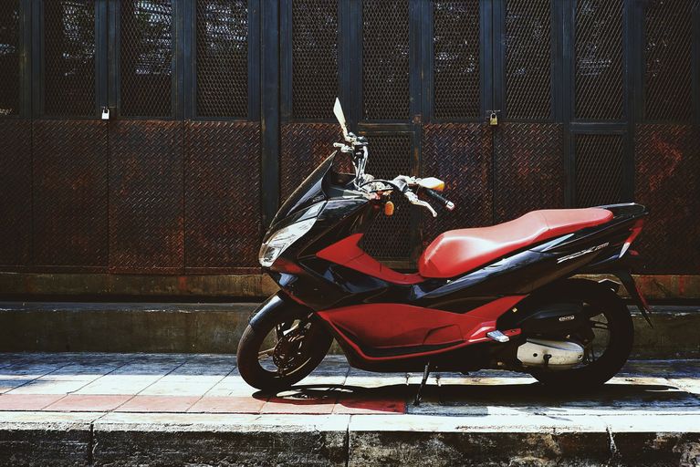 Honda PCX 150 na ulici Bangkoku. Cenové srovnání povinného ručení.