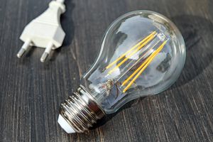 Z čeho se skládá cena elektřiny pro domácnosti a cena kWh? 
