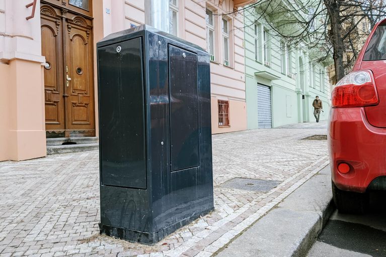 EV-ready smart pouliční lampa na Vinohradech v Praze. Slezská a Korunní ulice.