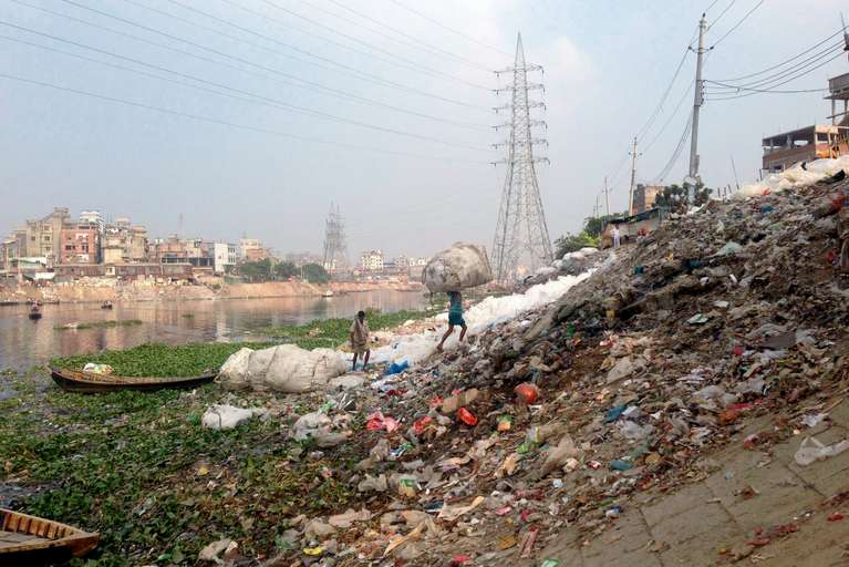 Bangladéš smetiště recyklace a chudí lidé. A všechno zabalené v plastu.