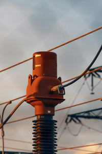 Cena elektřiny klesá o 599 Kč, aktivní zákazníci mohou ušetřit až trojnásobek