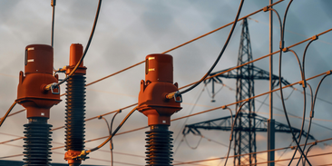 Cena elektřiny klesá o 599 Kč, aktivní zákazníci mohou ušetřit až trojnásobek