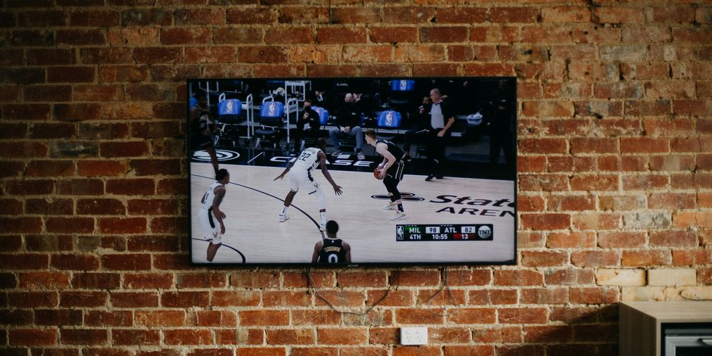 Premier League, NBA nebo Formule 1 v televizi aneb kde sledovat oblíbené sportovní přenosy v roce 2025?