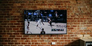 Premier League, NBA nebo Formule 1 v televizi aneb kde sledovat oblíbené sportovní přenosy v roce 2025?