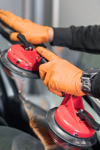 Prasklina čelního skla: Kdy zvolit scelení a kdy výměnu?