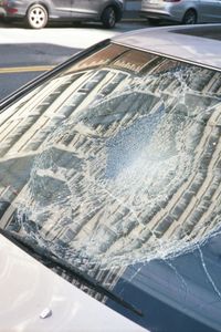 Připojištění jako „záplata“ na rozbité čelní sklo