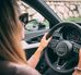 Řidičky si tolik nevěří, jezdí přitom bezpečněji než muži