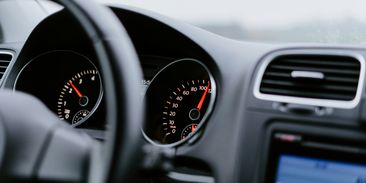 Dva řidiči, téměř stejné auto, ale tisícové rozdíly v pojištění? Roli hrají i další faktory