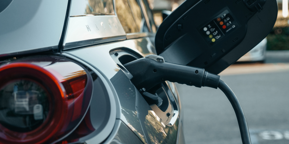 Co jsou zkratky BEV, HEV a PHEV? Přehled typů elektromobilů