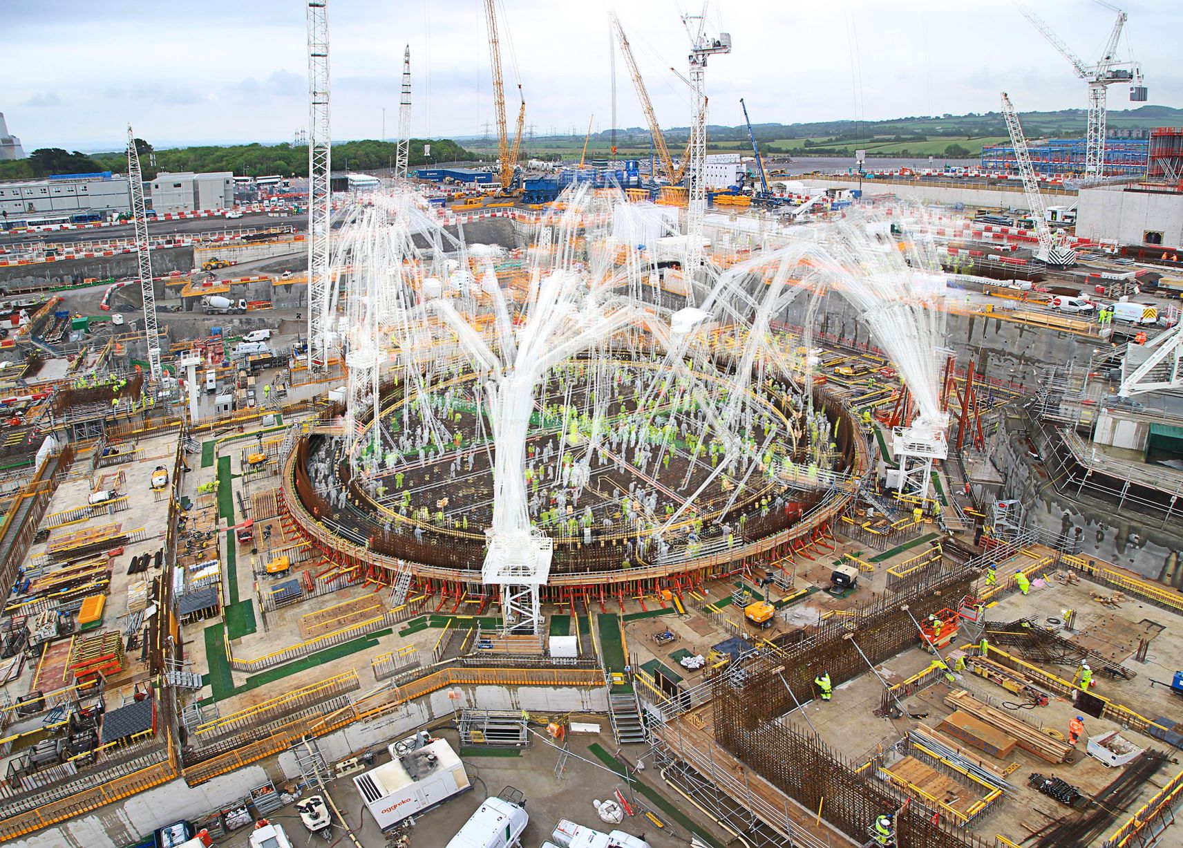 V Británii staví novou jadernou elektrárnu Hinkley Point C. Corona tuhle stavbu lehce zpomalila, ale současně jí možná dala i větší smysl.